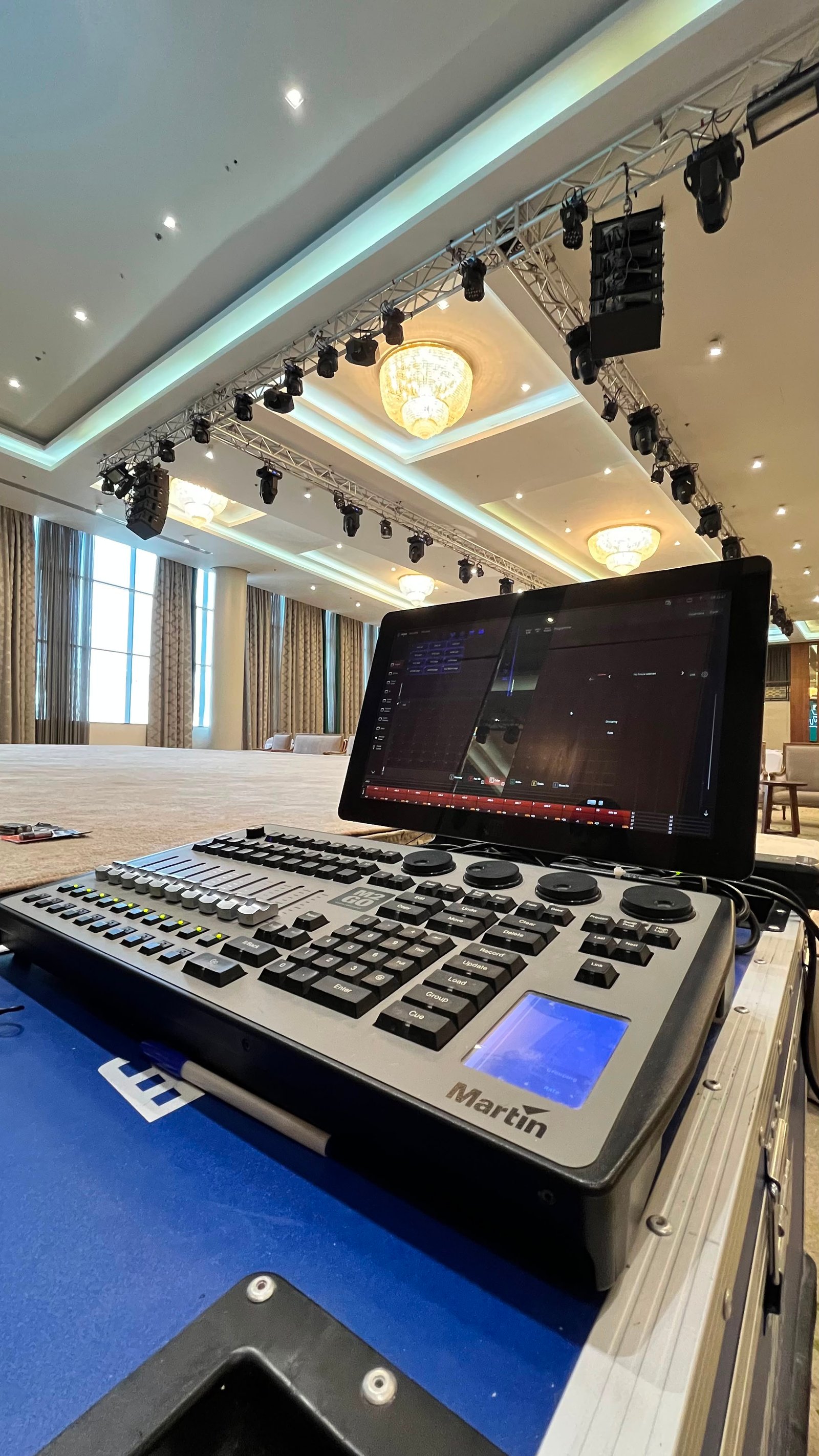 أنظمة صوت وشاشات LED عالية الدقة في قاعة الجوهرة